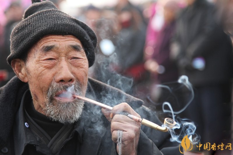 旱煙和煙卷哪個(gè)危害大，旱煙袋很有講究